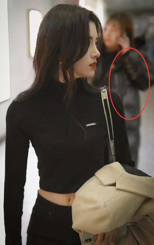 鞠婧祎|有一种“美丽冻人”叫鞠婧祎！脱外套露出肚脐，穿羽绒服的路人看懵了！