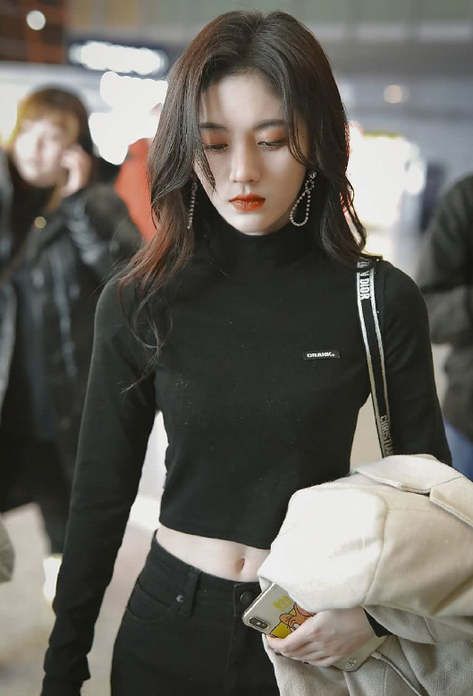 鞠婧祎|有一种“美丽冻人”叫鞠婧祎！脱外套露出肚脐，穿羽绒服的路人看懵了！