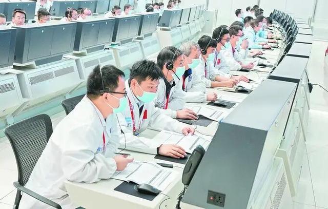 天问一号|“天问一号”2940万公里外完成深空机动，自拍后开始飞向火星轨道