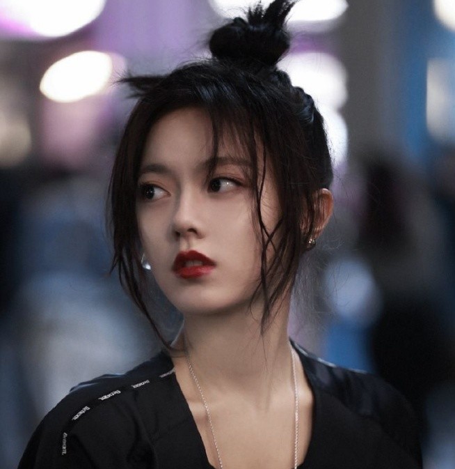 赵今麦|赵今麦“海藻头发”火了！一根皮筋绑不住，这发量不用买保险？