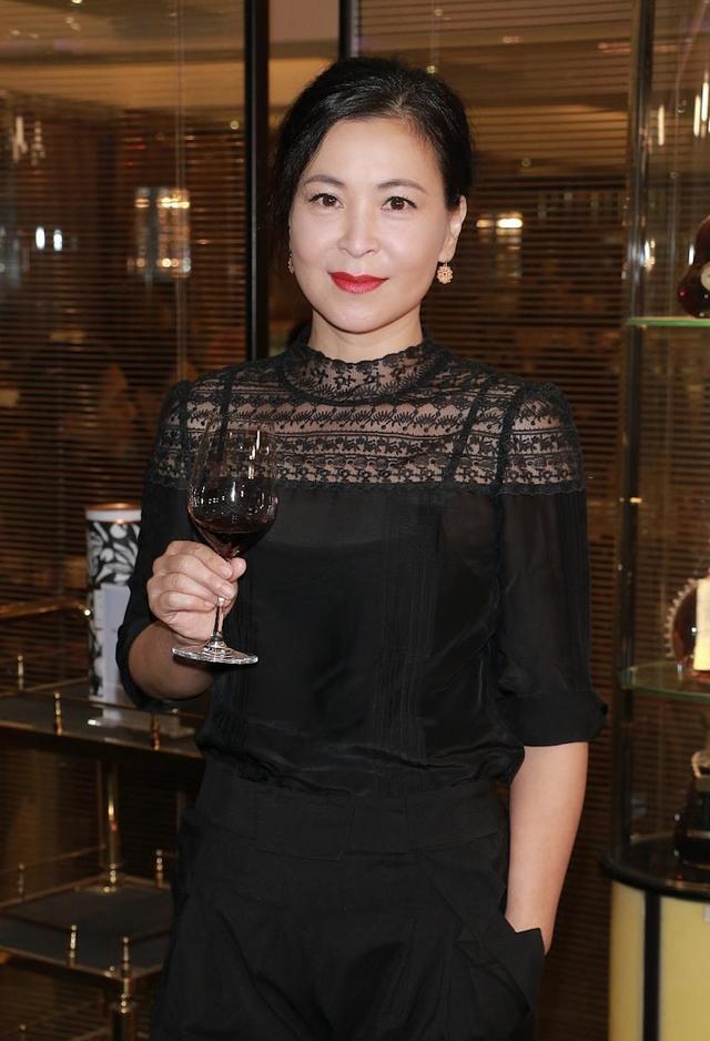 苏玉华谈23年tvb演艺生涯,收回偏激言论态度软化,暂不考虑回巢_腾讯