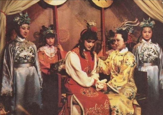 贾元春|《红楼梦》里，薛宝钗深谙贾元春的心思？