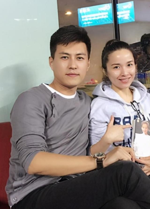 靳东老婆晒出跟妹妹合影素颜露头笑出褶妹妹打扮气质不输姐姐