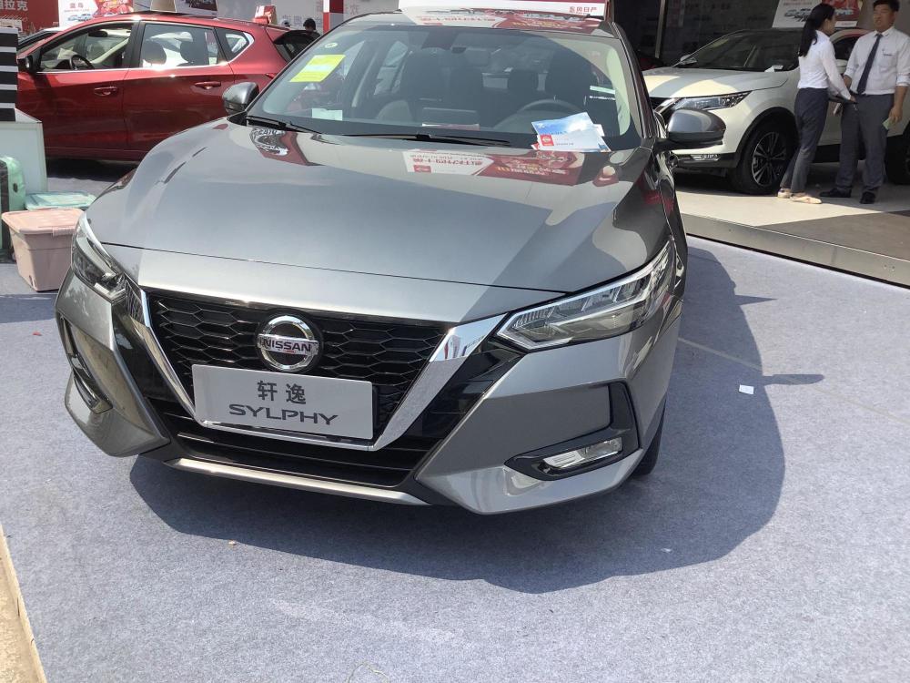 2021款日产轩逸实车到店,灰色涂装获点赞,1.6l油耗低至4.9l_腾讯新闻