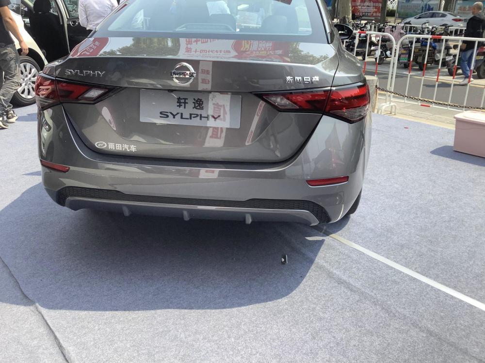 2021款日产轩逸实车到店,灰色涂装获点赞,1.6l油耗低至4.9l