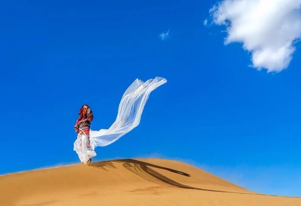 20张人像摄影点评在微型沙漠里拍出荒凉与妖艳的绝美对比