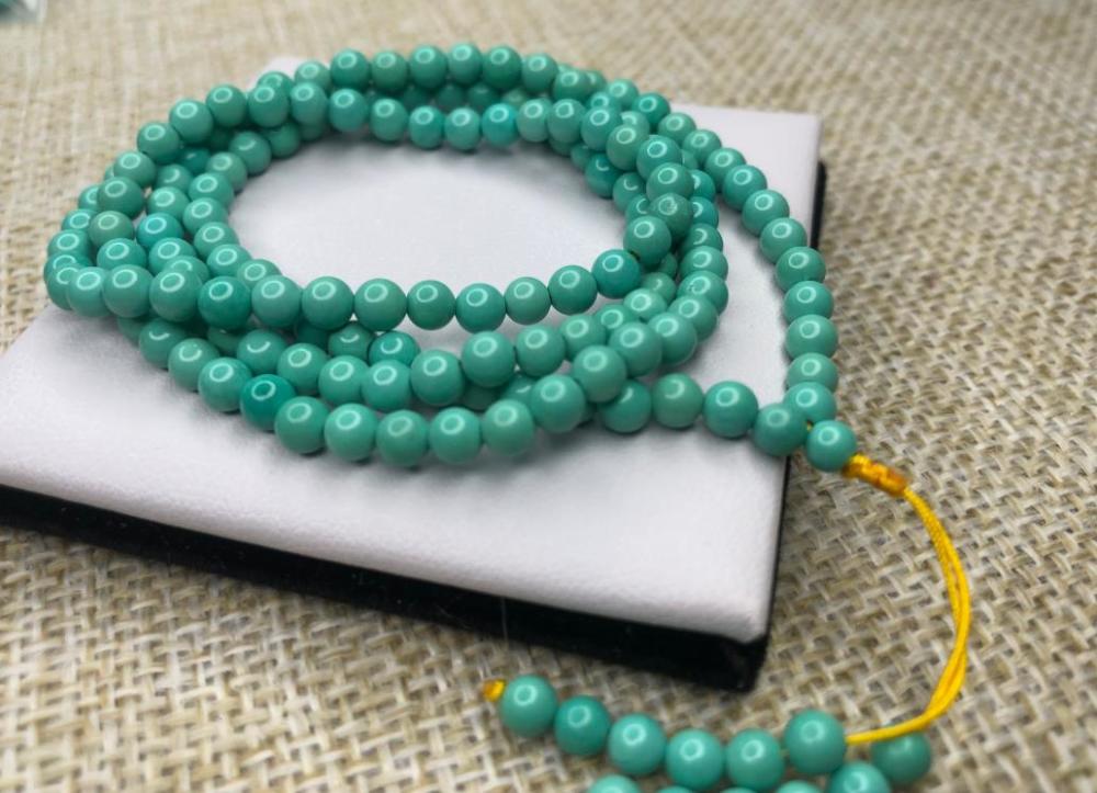 绿松石|绿松石质地细腻通灵，色泽鲜丽沉稳，品质好的绿松都有哪一些呢