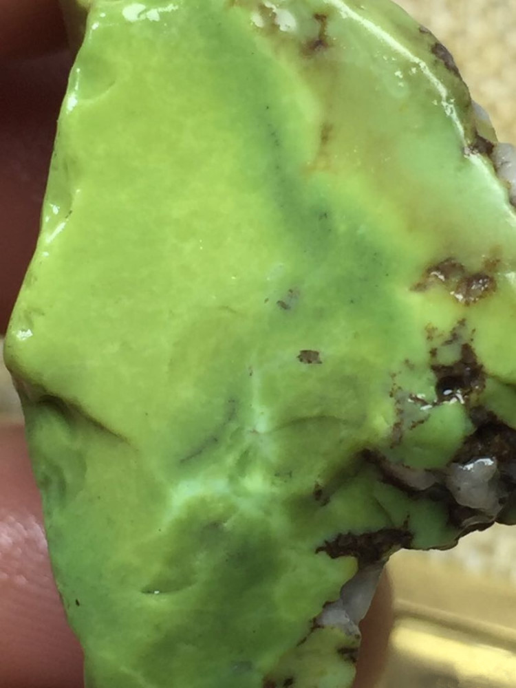 绿松石|绿松石质地细腻通灵，色泽鲜丽沉稳，品质好的绿松都有哪一些呢