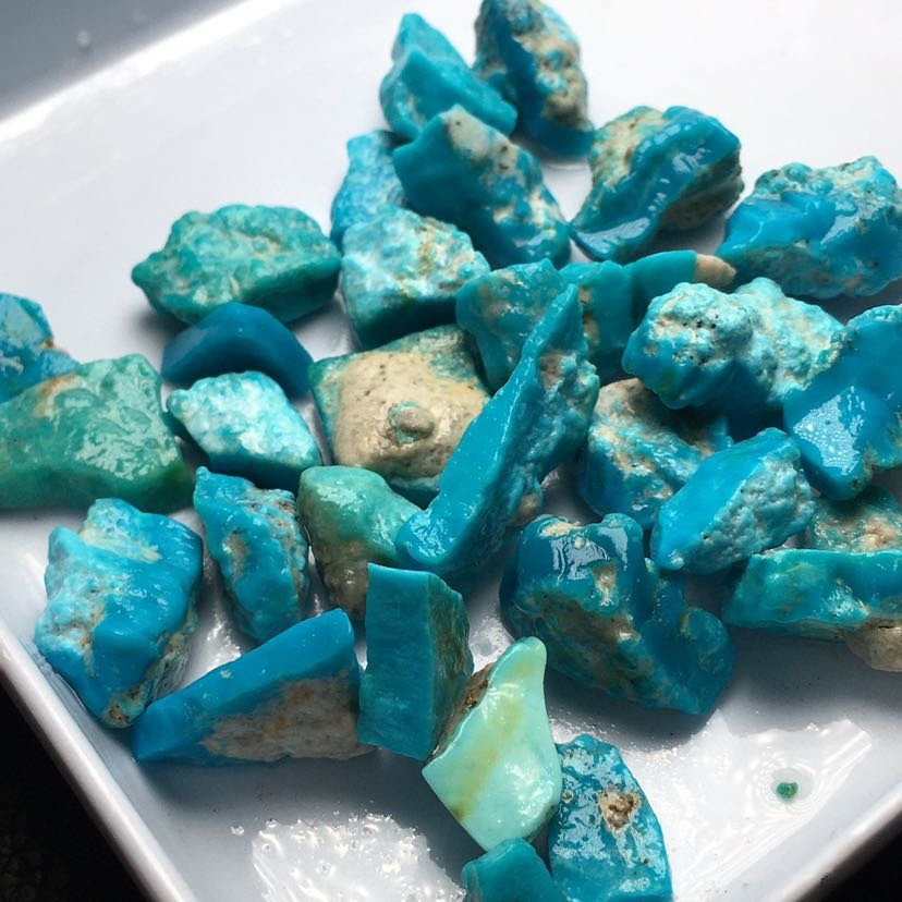 绿松石|绿松石质地细腻通灵，色泽鲜丽沉稳，品质好的绿松都有哪一些呢