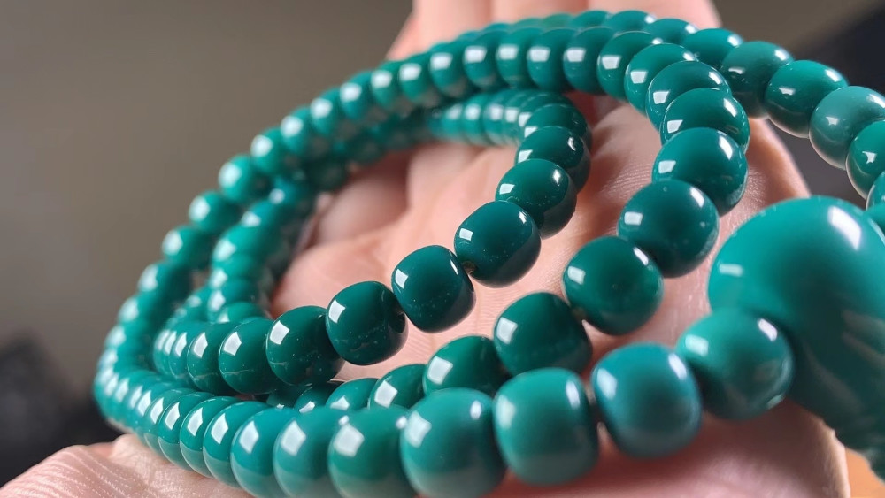 绿松石|绿松石质地细腻通灵，色泽鲜丽沉稳，品质好的绿松都有哪一些呢