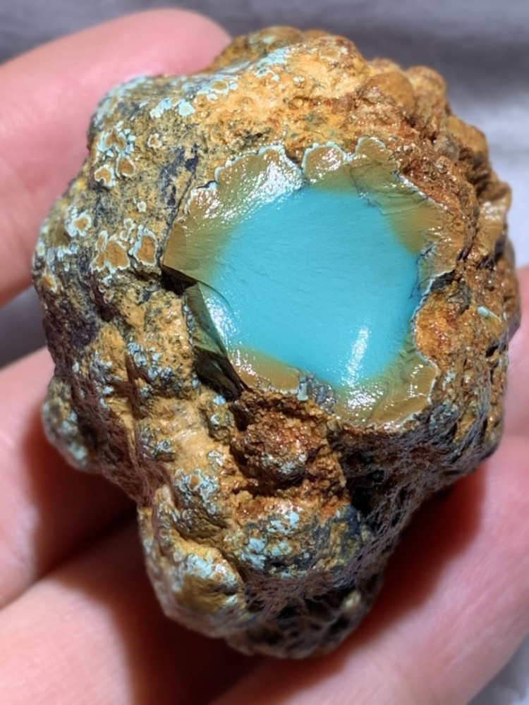 绿松石|绿松石质地细腻通灵，色泽鲜丽沉稳，品质好的绿松都有哪一些呢