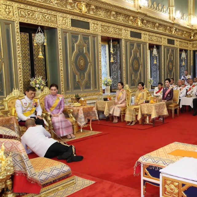 泰国诗妮娜复宠后首露脸放低姿态向王后行屈膝礼苏提达露出胜利笑容