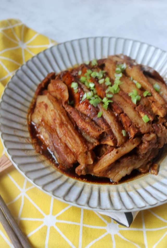 剩個芋頭怕壞了買塊五花肉做成扣肉噴香美味貴也值了