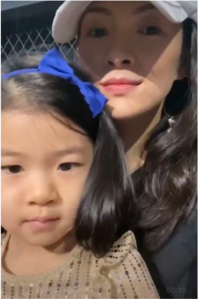 章子怡|章子怡抱女儿探班汪峰，见证对方高光时刻，毫不掩饰对丈夫的崇拜