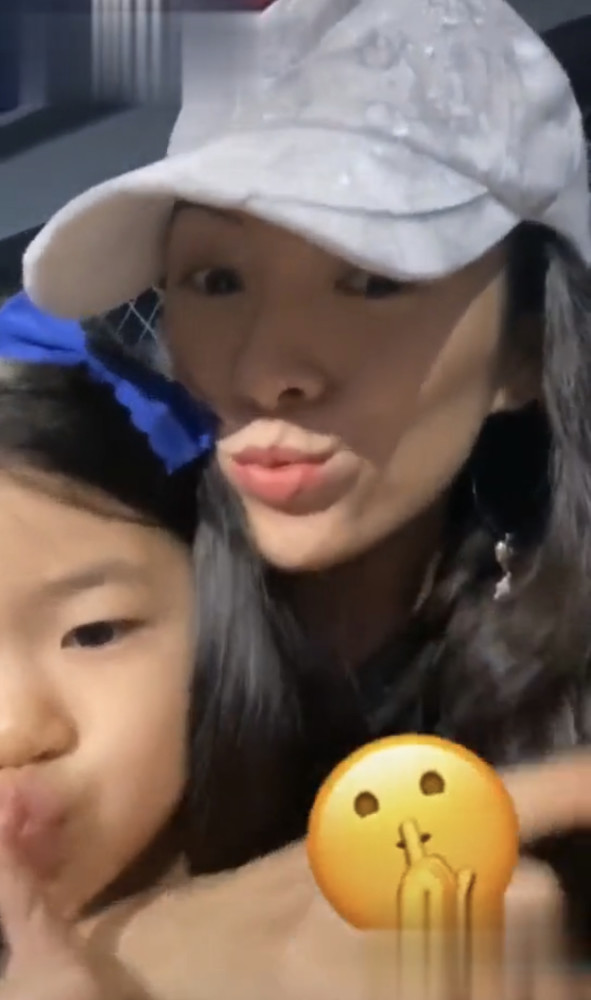 章子怡|章子怡抱女儿探班汪峰，见证对方高光时刻，毫不掩饰对丈夫的崇拜