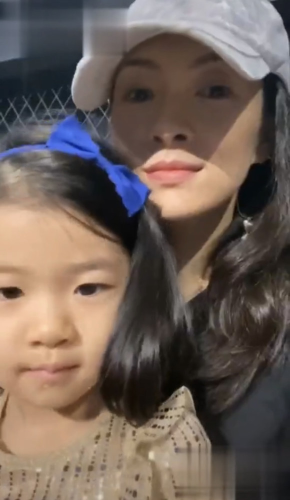 章子怡|章子怡抱女儿探班汪峰，见证对方高光时刻，毫不掩饰对丈夫的崇拜