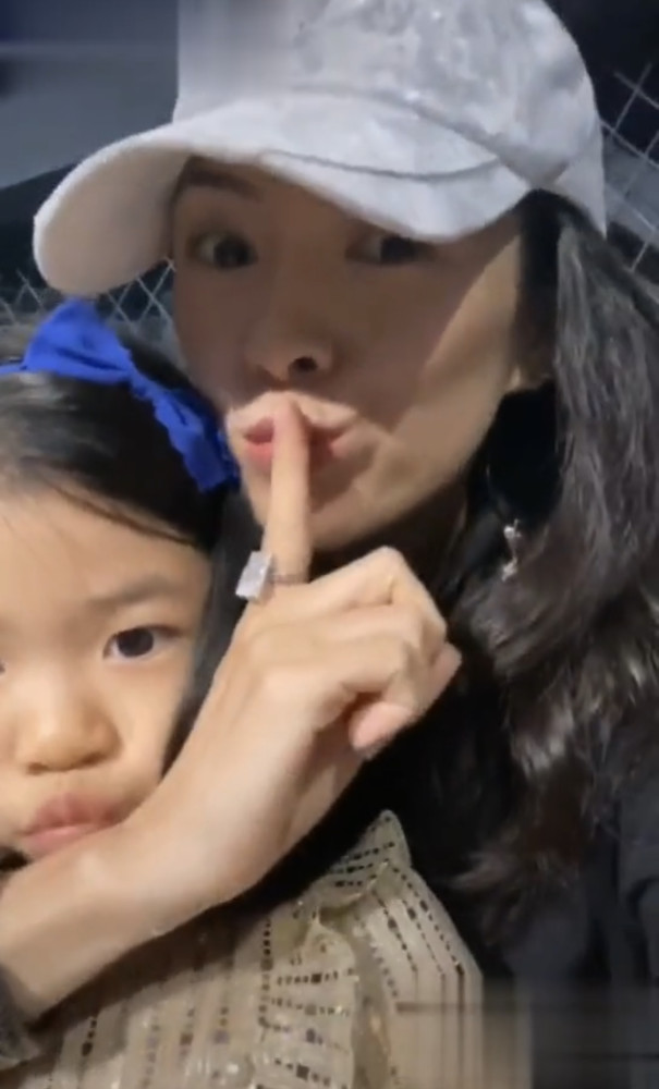 章子怡|章子怡抱女儿探班汪峰，见证对方高光时刻，毫不掩饰对丈夫的崇拜