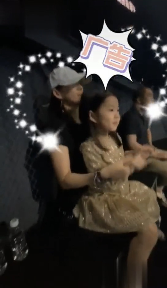 章子怡|章子怡抱女儿探班汪峰，见证对方高光时刻，毫不掩饰对丈夫的崇拜