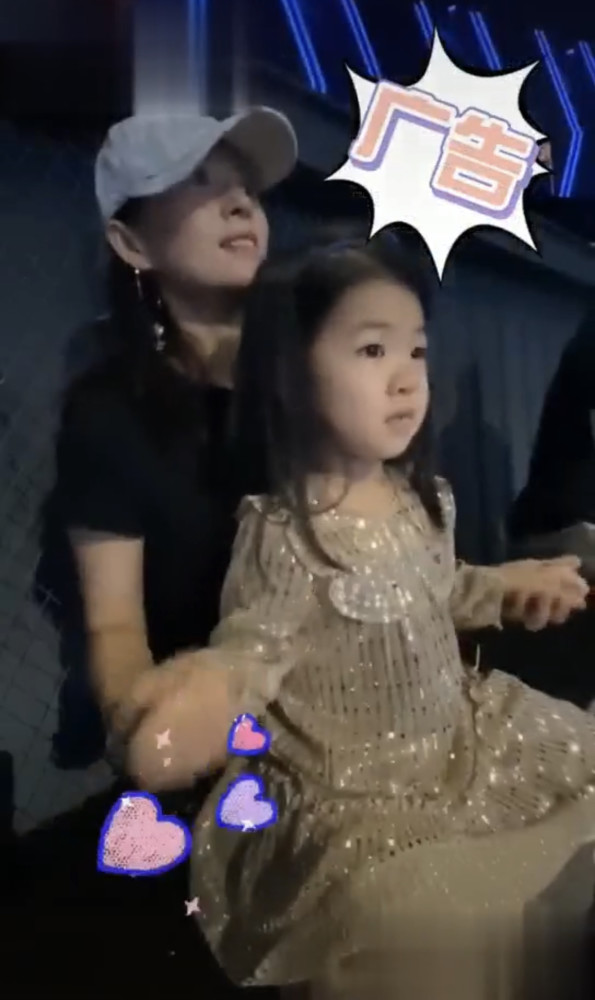 章子怡|章子怡抱女儿探班汪峰，见证对方高光时刻，毫不掩饰对丈夫的崇拜