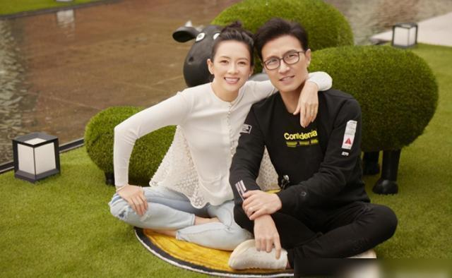 章子怡|章子怡抱女儿探班汪峰，见证对方高光时刻，毫不掩饰对丈夫的崇拜