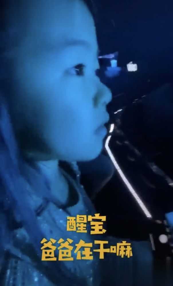 章子怡|章子怡抱女儿探班汪峰，见证对方高光时刻，毫不掩饰对丈夫的崇拜