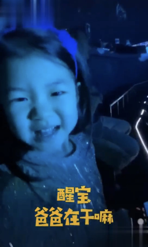 章子怡|章子怡抱女儿探班汪峰，见证对方高光时刻，毫不掩饰对丈夫的崇拜