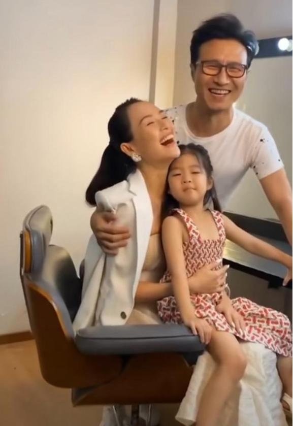 章子怡|章子怡抱女儿探班汪峰，见证对方高光时刻，毫不掩饰对丈夫的崇拜