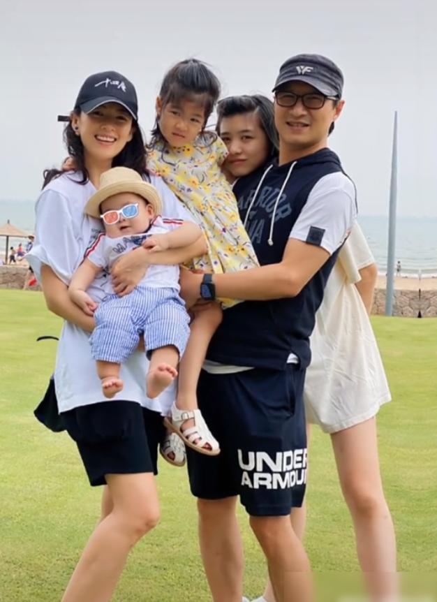 章子怡|章子怡抱女儿探班汪峰，见证对方高光时刻，毫不掩饰对丈夫的崇拜
