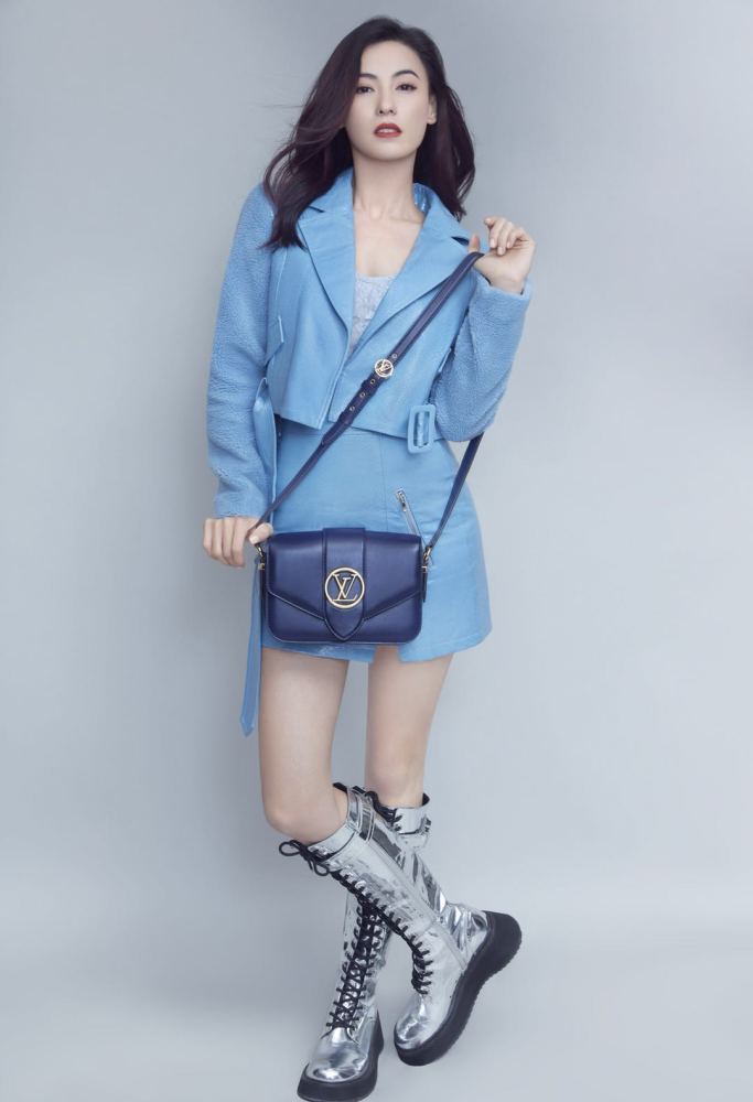 张柏芝穿蓝色调套装惊艳，年轻又时尚！