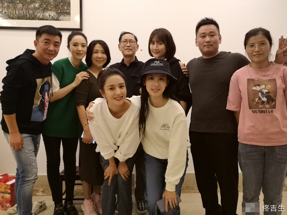 佟丽娅|佟丽娅董璇等人豪宅聚会照曝光，两人与佟爸合影像极姐妹花