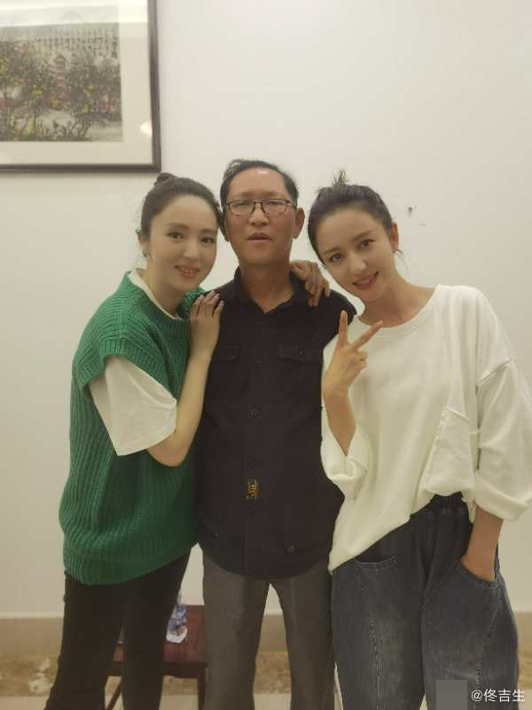 佟丽娅|佟丽娅董璇等人豪宅聚会照曝光，两人与佟爸合影像极姐妹花