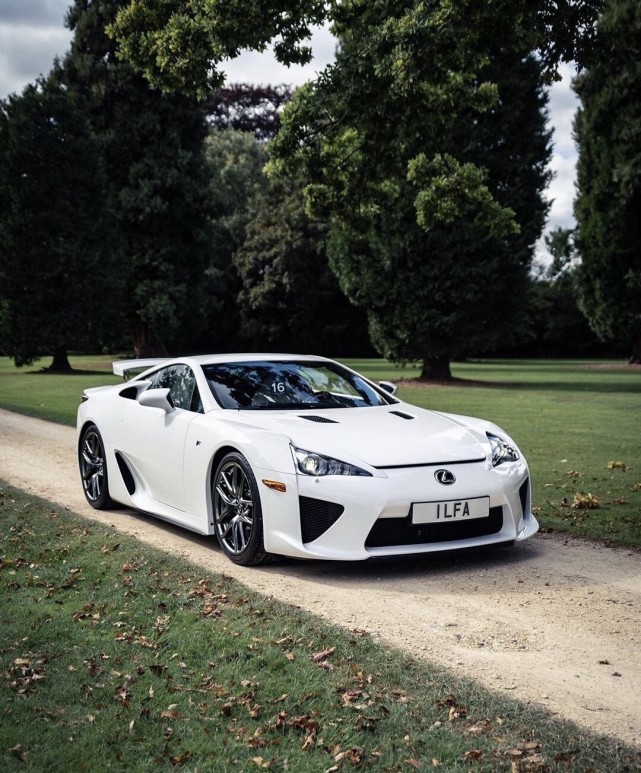 白色神兽日系超跑之王雷克萨斯lfa