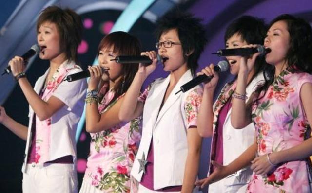 李宇春|爷青回！李宇春晒与周笔畅合照，15年后超女冠亚军同框似姐妹