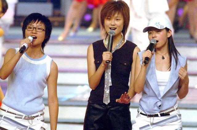 李宇春|爷青回！李宇春晒与周笔畅合照，15年后超女冠亚军同框似姐妹