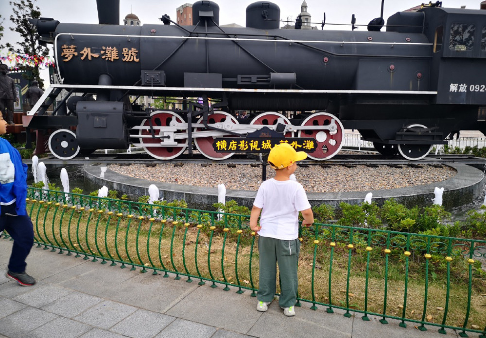 佟丽娅|佟丽娅董璇等人豪宅聚会照曝光，两人与佟爸合影像极姐妹花