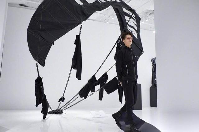 王嘉尔|王嘉尔家世大揭秘，如此多才还是名门子弟，妥妥的小说男主角