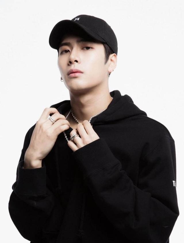 王嘉尔|王嘉尔家世大揭秘，如此多才还是名门子弟，妥妥的小说男主角