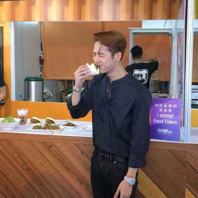 王嘉尔|王嘉尔家世大揭秘，如此多才还是名门子弟，妥妥的小说男主角