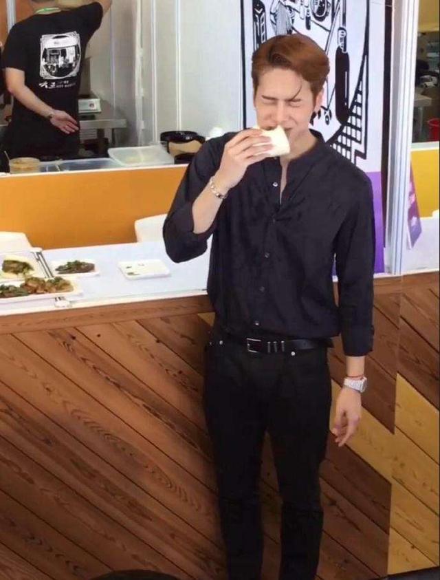 王嘉尔|王嘉尔家世大揭秘，如此多才还是名门子弟，妥妥的小说男主角