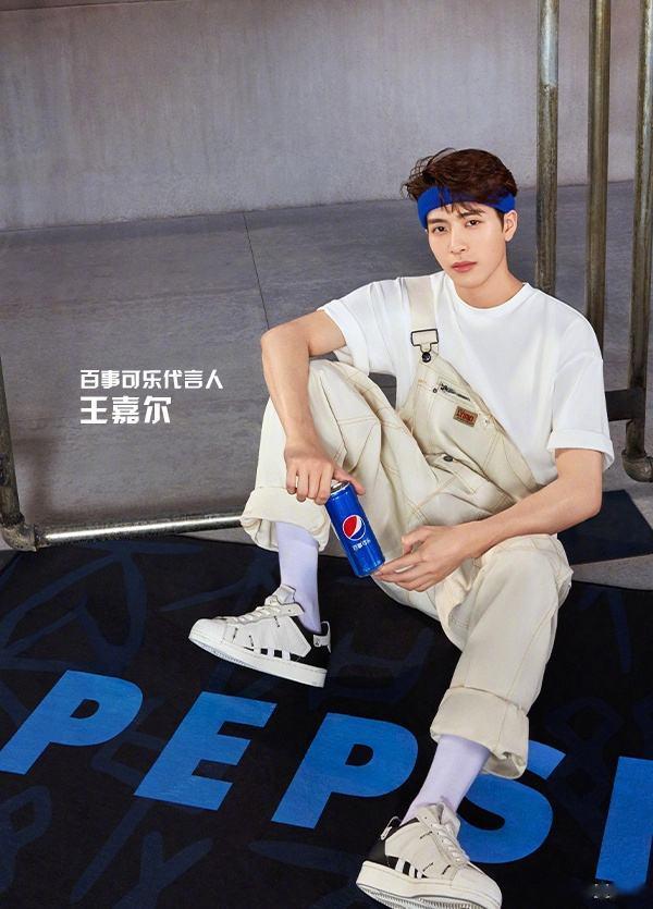 王嘉尔|王嘉尔家世大揭秘，如此多才还是名门子弟，妥妥的小说男主角