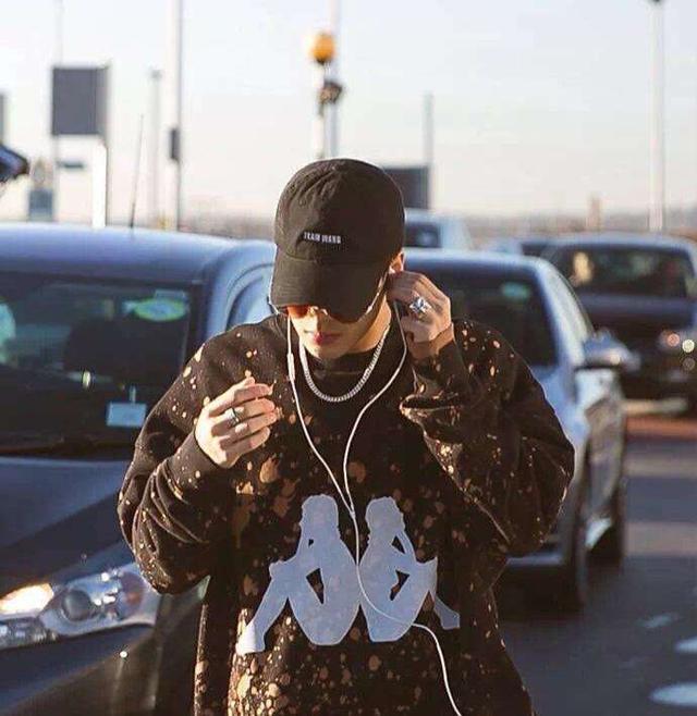 王嘉尔|王嘉尔家世大揭秘，如此多才还是名门子弟，妥妥的小说男主角