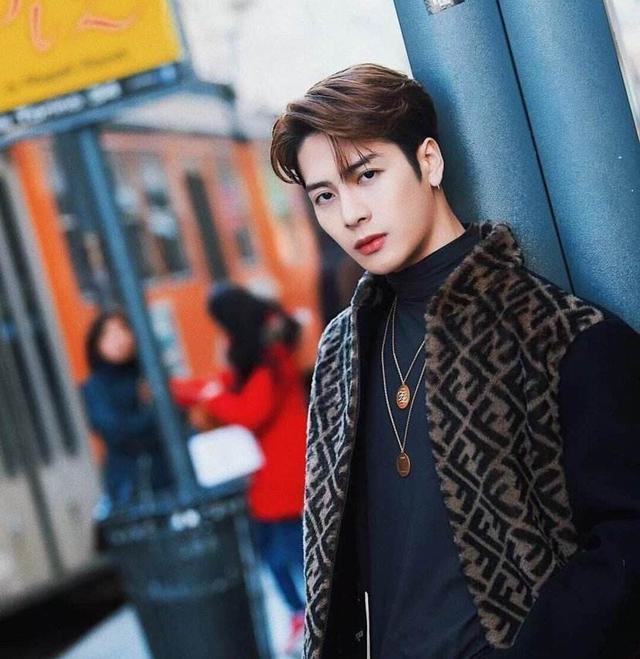 王嘉尔|王嘉尔家世大揭秘，如此多才还是名门子弟，妥妥的小说男主角