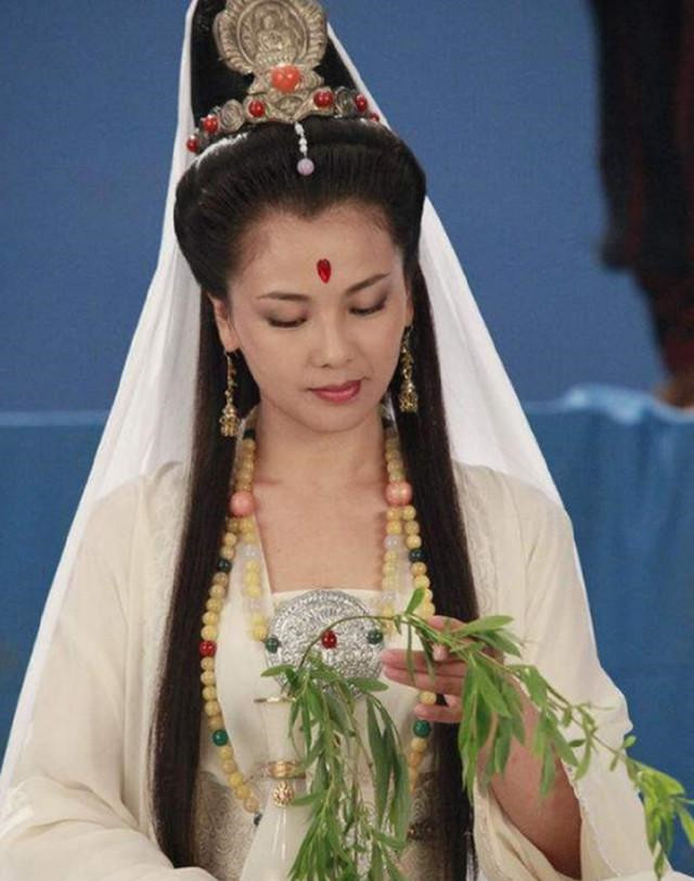 六个版本"观音菩萨",前五位都只是在模仿,唯独她被路人跪拜!