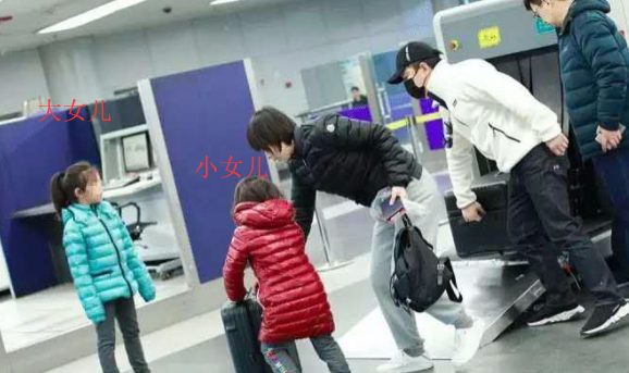 黄渤|袁泉自驾带女儿与友聚会，黄渤女儿罕见露面，被赞可爱朴素