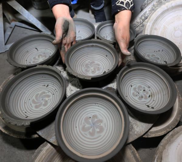 贵州织金:巧手制陶 点泥成金