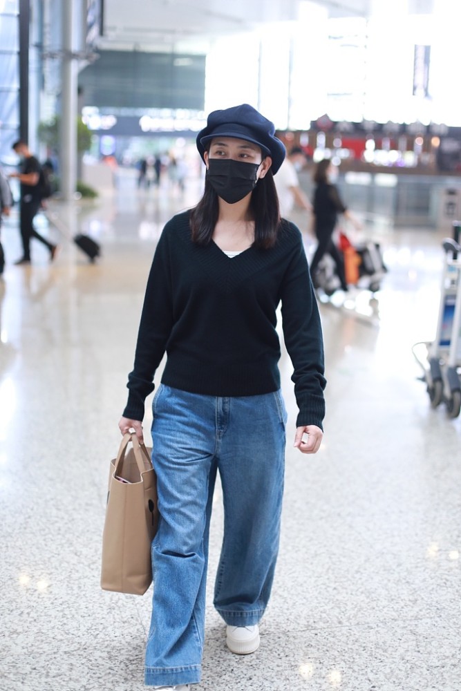 10月10日,马苏现身上海机场,她戴着报童帽身穿t恤和牛仔裤低调亮相,获