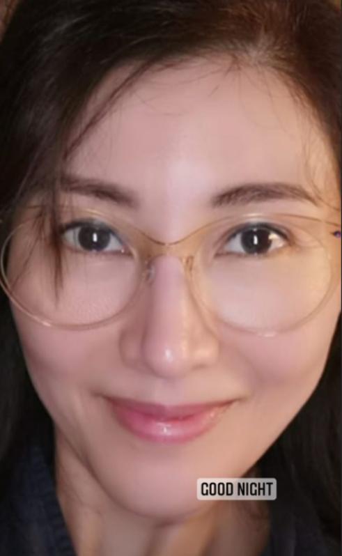 李嘉欣|50岁李嘉欣晒怼脸自拍照，皮肤光嫩如少女，豪门阔太范十足