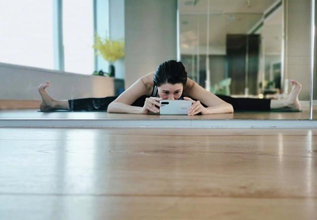 李嘉欣|50岁李嘉欣晒怼脸自拍照，皮肤光嫩如少女，豪门阔太范十足