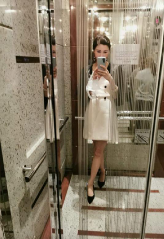 李嘉欣|50岁李嘉欣晒怼脸自拍照，皮肤光嫩如少女，豪门阔太范十足