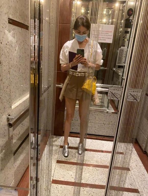 李嘉欣|50岁李嘉欣晒怼脸自拍照，皮肤光嫩如少女，豪门阔太范十足